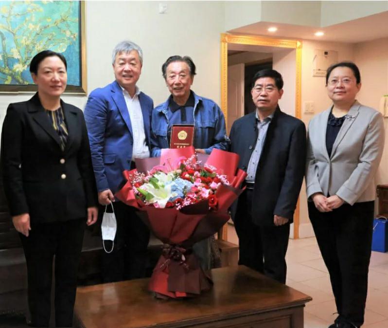 大发彩票平台
集团领导向抗美援朝老战士、老同志颁发纪念章