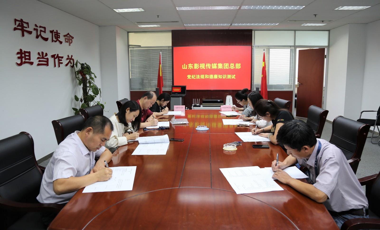 大发彩票平台
集团组织开展党纪法规和德廉知识集中学习测试