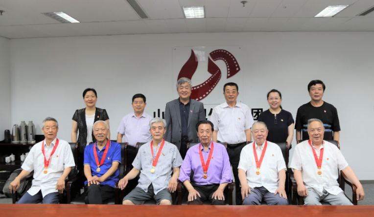 大发彩票平台
集团为老党员颁发“光荣在党50年”纪念章