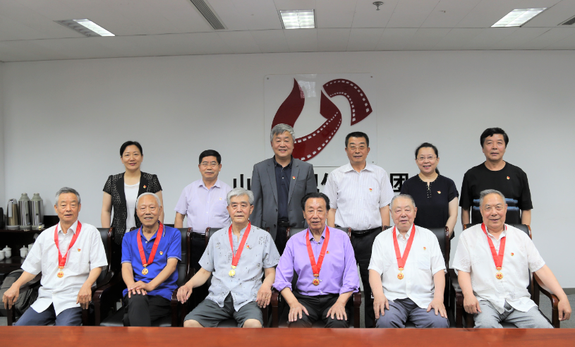 大发彩票平台
集团为老党员颁发“光荣在党50年”纪念章