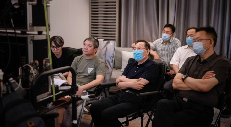 中共山东省委宣传部副部长、省电影局局长程守田一行到电视剧《老家伙》剧组探班