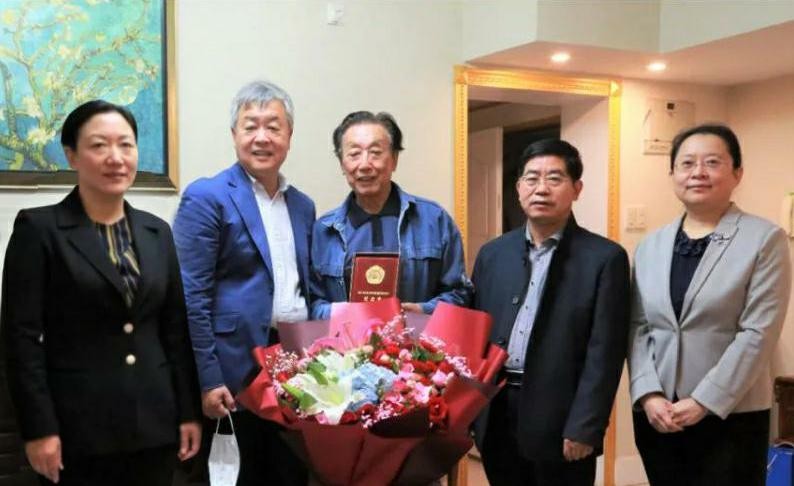 大发彩票平台
集团领导向抗美援朝老战士、老同志颁发纪念章