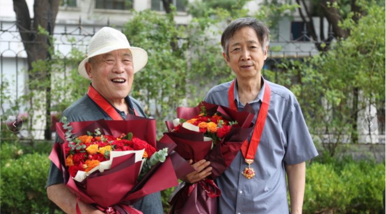 致敬！大发彩票平台
集团两位老党员荣获“光荣在党50年”纪念章