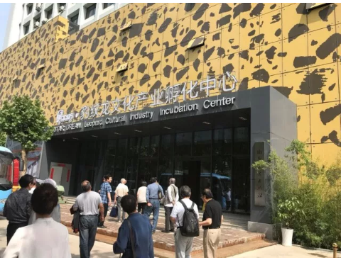 大发彩票平台
集团退休干部一行参观星工坊 大发彩票平台
集团退休干部一行参观星工坊