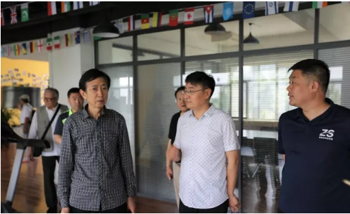 大发彩票平台
集团退休干部一行参观星工坊 大发彩票平台
集团退休干部一行参观星工坊