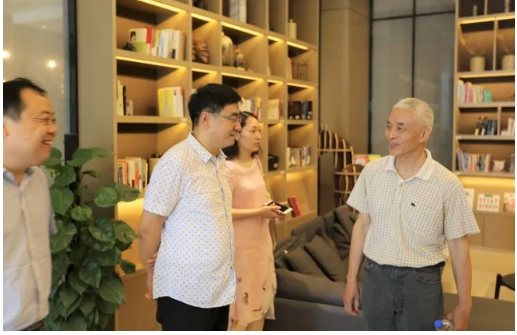 大发彩票平台
集团退休干部一行参观星工坊 大发彩票平台
集团退休干部一行参观星工坊