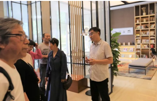 大发彩票平台
集团退休干部一行参观星工坊 大发彩票平台
集团退休干部一行参观星工坊