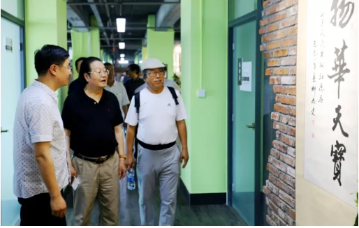 大发彩票平台
集团退休干部一行参观星工坊 大发彩票平台
集团退休干部一行参观星工坊