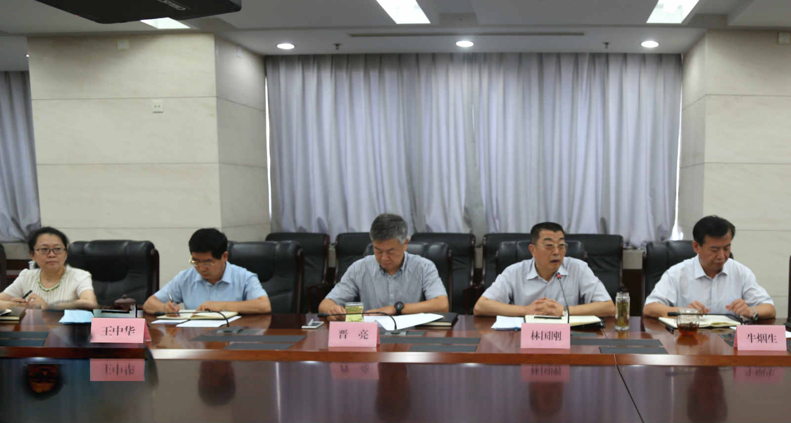 大发彩票平台
集团召开2018年上半年工作总结会 大发彩票平台
集团召开2018年上半年工作总结会